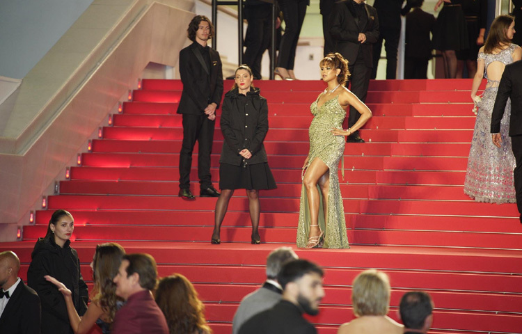 কান উৎসবেও তার পারফরম্যান্স ছিল নজরকাড়া। ৭৪তম আসরে ‘টপ মডেল অ্যাওয়ার্ড’ জিতে নিয়েছিলেন তিনি। বিশ্বের নানা প্রান্ত থেকে আসা মডেলদের মাঝে প্রিয়তির পারফরম্যান্স ছিল অসাধারণ। আর গত বছর, ৭৭তম কান উৎসবে অন্তঃসত্ত্বা অবস্থায় অংশগ্রহণ করে তাক লাগিয়ে দেন সবাইকে।