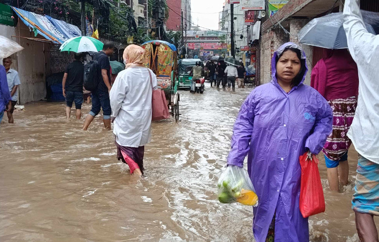 সামাজিক যোগাযোগমাধ্যমে অনেকে শেয়ার করেছেন তাদের জলাবদ্ধ রাস্তায় আটকে পড়ার অভিজ্ঞতা।