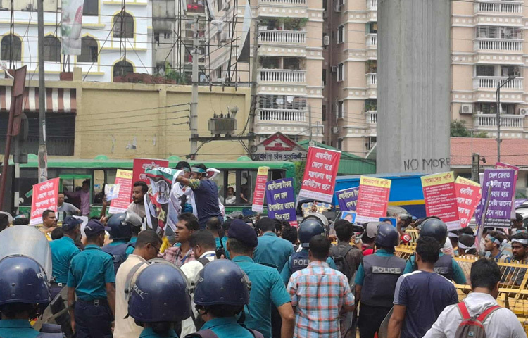 দেশে ফেরত আসা ক্ষতিগ্রস্ত প্রবাসীদের পুনর্বাসন করতে হবে। একই মামলায় ক্ষতিগ্রস্ত হয়ে যারা দেশে ফেরত আসছেন তাদের রাষ্ট্রীয় তালিকায় অন্তর্ভুক্ত করতে হবে।