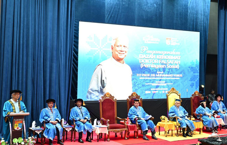 অনুষ্ঠানে মালয়েশিয়ার বিশিষ্ট শিক্ষাবিদ, নীতি-নির্ধারক, বিশ্ববিদ্যালয়ের শিক্ষক-শিক্ষার্থী এবং বাংলাদেশ থেকে আগত প্রধান উপদেষ্টার সফরসঙ্গীরা উপস্থিত ছিলেন।