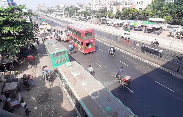 আজ বিএনপি-জামাতের ডাকা সকাল-সন্ধ্যা হরতালে সকালের দিকে রাজধানীর একটি সড়কের একটি চিত্র। ছবি: জাগো নিউজ