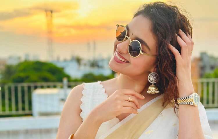 ২০০০ সালে শিশুশিল্পী হিসেবে ক্যারিয়ার শুরু হলেও নায়িকা হিসেবে কীর্তি সুরেশের অভিষেক হয় ২০১৩ সালে।