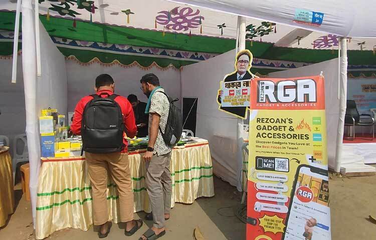 এসব স্টলে বিভিন্ন ঐতিহ্যবাহী কাপড়চোপড়, পিঠা, সাজগোজের সামগ্রী, বাহারি মুখরোচক খাবারসহ বিভিন্ন তৈজসপত্র শোভা পাচ্ছে।
