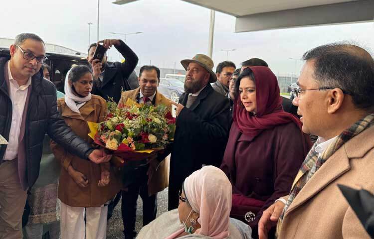 এসময় তার বড় ছেলে বিএনপির ভারপ্রাপ্ত চেয়ারম্যান তারেক রহমান ও পুত্রবধূ জোবায়দা রহমান বিমানবন্দরে তাকে স্বাগত জানান।