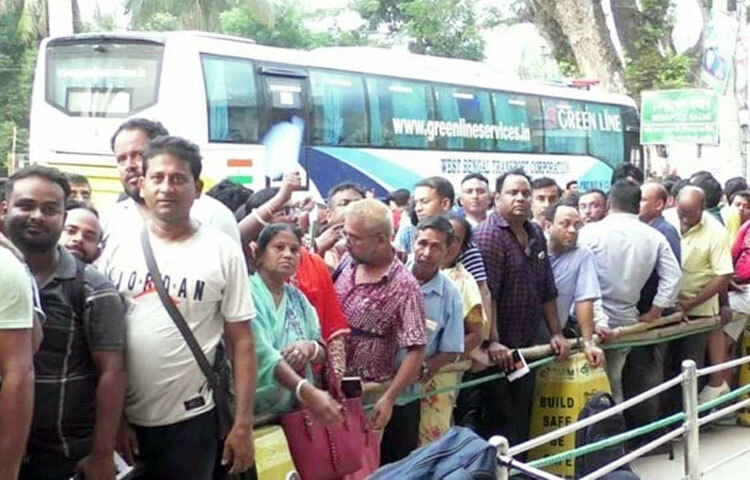 ঈদ ঘিরে মিলছে টানা বেশ কয়েকদিনের ছুটি। ঈদের এই সময়টাতে ঘুরাঘুরির পাশাপাশি চিকিৎসা ও ব্যবসার কাজেও অনেকে ভারতে যাচ্ছেন। অনেকে দর্শনীয় স্থান ভ্রমণ ও স্বজনদের সঙ্গে ঈদ কাটাতেও যাচ্ছেন। আবার অনেকে ঈদ ঘিরে বেনাপোল দিয়ে ফিরছেন বাংলাদেশে। এতে যশোরের বেনাপোল চেকপোস্টে যাত্রীদের চাপ স্বাভাবিক সময়ের চেয়ে অনেকটা বেড়ে গেছে। তবে উভয় দেশের ইমিগ্রেশনে সেবার মান নিয়ে প্রশ্ন তুলেছেন যাত্রীরা। আজ যশোরের বেনাপোল চেকপোস্টে এমন দৃশ্য দেখা গেছে। ছবি- জাগো নিউজ
