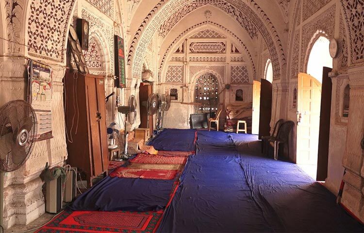 মসজিদটি কুষ্টিয়া শহর থেকে প্রায় ২৫ কিলোমিটার দক্ষিণ-পশ্চিমে, ঝিনাইদহ ও কুষ্টিয়া জেলার মধ্যবর্তী স্থান ঝাউদিয়া গ্রামে অবস্থিত। নির্মাণকালের সঠিক ইতিহাস জানা না থাকলেও মসজিদটি ঘিরে মানুষের ব্যাপক আগ্রহ আছে।