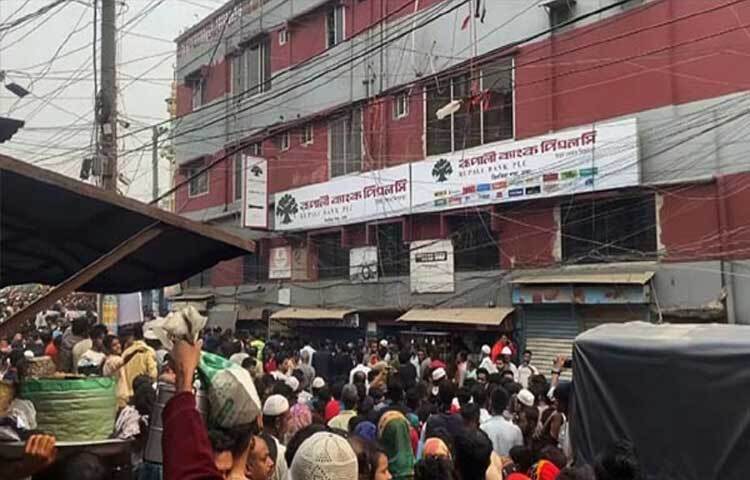 ১৯ ডিসেম্বর ফিল্মি কায়দায় ঢাকার কেরানীগঞ্জে রূপালী ব্যাংকের একটি শাখায় ডাকাতির চেষ্টা করা হয়। কোনো রক্তপাত ছাড়াই শেষপর্যন্ত অপরাধীদের আটক করতে সক্ষম হয় পুলিশ।