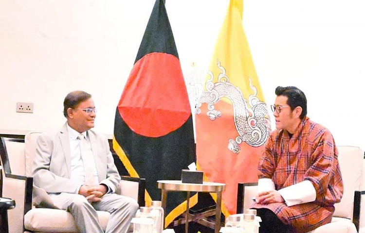 আজ দুপুরে হোটেল ইন্টারকন্টিনেন্টালে ভুটানের রাজা জিগমে খেসার নামগুয়েল ওয়াংচুকের সঙ্গে বৈঠক শেষে পররাষ্ট্রমন্ত্রী ড. হাছান মাহমুদ জানিয়েছেন, ভুটানে যাতায়াতের জন্য যোগাযোগ ব্যবস্থা আরও বাড়ানোর বিষয়ে আলোচনা হয়েছে। ছবি: ইসমাইল হোসেন রাসেল