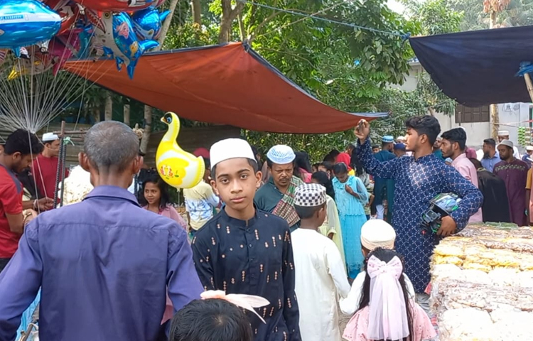 চাঁদপুরের হাজীগঞ্জ উপজেলার সাদরা, সমেশপুর, অলিপুর, বলাখাল, মনিহার, জাকনী, প্রতাপপুর, বাসারা, ফরিদগঞ্জ উপজেলার লক্ষ্মীপুর, কামতা, গল্লাক, ভুলাচোঁ, সোনাচোঁ, উভারামপুর, উটতলি, মুন্সিরহাট, কাইতাড়া, মূলপাড়া, বদরপুর, আইটপাড়া, সুরঙ্গচাইল, বালিথুবা, পাইকপাড়া, নূরপুর, সাচনমেঘ, শোল্লা, হাঁসা, গোবিন্দপুরের মুসল্লিরা একদিন আগে ঈদ উদযাপন করছেন। ছবি: শরীফুল ইসলাম