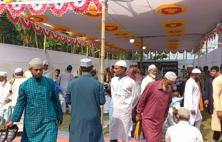 আজ হাজীগঞ্জের সাদরা দরবার শরিফ জামে মসজিদে সকাল ৯টায় ঈদের জামাত অনুষ্ঠিত হয়। এই ঈদ জামাতে ইমামতি করেন বর্তমান পীর মুফতি আল্লামা যাকারিয়া চৌধুরী আল মাদানী। ছবি: শরীফুল ইসলাম