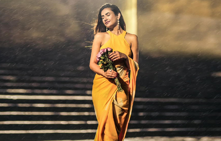 পুলিশের পক্ষ থেকে এফআইআরের বিষয়টি নিশ্চিত করা হয়েছে। এর উল্লেখ করে এক কর্মকর্তা জানিয়েছেন, ‘অভিযোগযুক্ত টিভি শো-টি তৈরিই করা হয়নি। করণ অর্থ ফেরতও দেননি।’ এদিকে গুজ্জরের আইনজীবীর দাবি, তার মক্কেল আম্বোলি থানাতেও এফআইআর দায়ের করেছেন প্রযোজকদের বিরুদ্ধে।