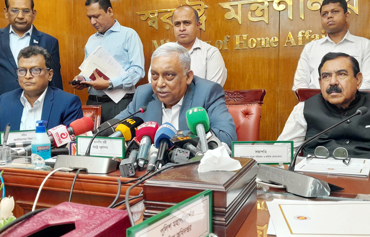 ঈদুল ফিতরের সময় মোটরসাইকেল পারাপারে মাওয়া ঘাটে ফেরি থাকবে বলে জানিয়েছেন স্বরাষ্ট্রমন্ত্রী আসাদুজ্জামান খান কামাল। ছবি: জাগো নিউজ