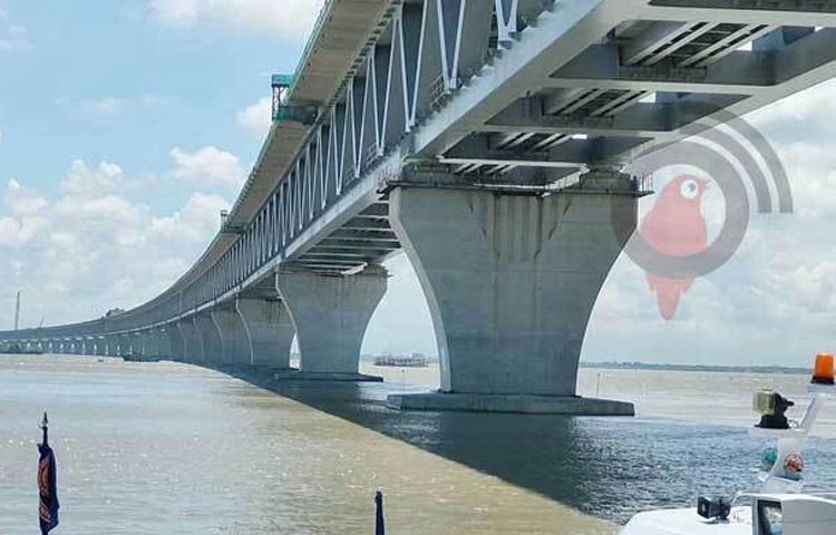 পদ্মা সেতুর ওপর দিয়ে আগামী ২০ এপ্রিল সকাল ৬টা থেকে মোটরসাইকেল চলাচলের অনুমতি দিয়েছে সরকার। পবিত্র ঈদুল ফিতরকে সামনে রেখে প্রধানমন্ত্রীর নির্দেশে পদ্মা সেতুতে মোটরসাইকেল চলবে। ছবি: ফাইল ছবি