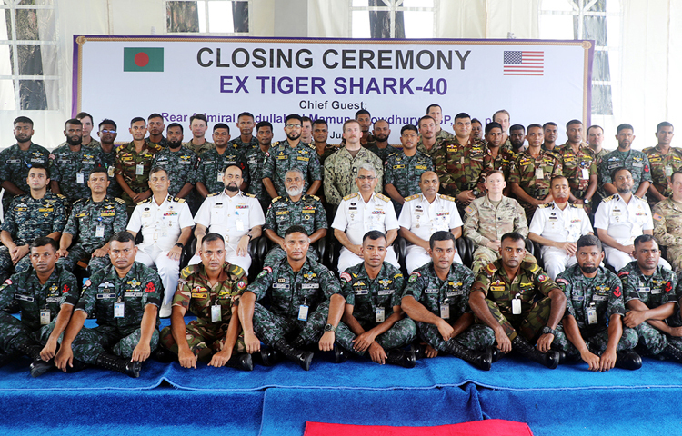 বাংলাদেশ নৌবাহিনীর সোয়াড্স কমান্ড, সেনাবাহিনীর প্যারা কমান্ডো ব্রিগেড এবং যুক্তরাষ্ট্র নৌবাহিনীর স্পেশাল ফোর্সের মধ্যে যৌথ প্রশিক্ষণ ও মহড়া ‘এক্সারসাইজ টাইগার শার্ক-৪০’ এর সমাপনী অনুষ্ঠিত হয়েছে। আজ চট্টগ্রামে বানৌজা নির্ভীকে এ অনুষ্ঠানের আয়োজন করা হয়। ছবি: আইএসপিআর