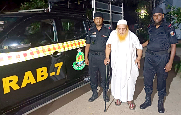 একাত্তরের মানবতাবিরোধী অপরাধের মামলার ওয়ারেন্টভুক্ত আসামি আবদুস শুক্কুরকে (৭৭) কক্সবাজার সদর উপজেলার রুমালিয়ারছড়া এলাকা থেকে গ্রেফতার করে র‌্যাব। গত ৩ জুলাই তাকে গ্রেফতার করে স্থানীয় থানায় সোপর্দ করা হয়। আজ দুপুরে গণমাধ্যমে পাঠানো এক বিজ্ঞপ্তিতে এ তথ্য জানায় র‌্যাব-৭। ছবি: সংগৃহীত