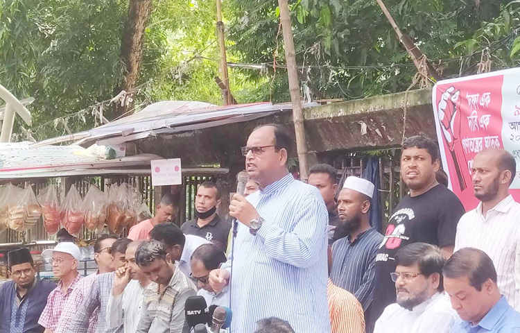 জাতীয় প্রেসক্লাবের সামনে আজ সমমনা পেশাজীবী গণতন্ত্র জোটের আয়োজনে প্রতিবাদ সভা অনুষ্ঠিত হয়। বিএনপির ভারপ্রাপ্ত চেয়ারম্যান তারেক রহমান ও তাঁর স্ত্রী জোবায়দা রহমানের বিরুদ্ধে রায় বাতিল এবং এক দফা দাবিতে এ প্রতিবাদ সভা আয়োজন করা হয়। ছবি: সংগৃহীত