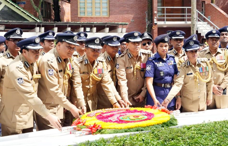 জাতির পিতা বঙ্গবন্ধু শেখ মুজিবুর রহমানের সমাধিতে শ্রদ্ধা জানিয়েছেন ঢাকা মেট্রোপলিটন পুলিশের (ডিএমপি) নবনিযুক্ত কমিশনার হাবিবুর রহমান। আজ সকালে গোপালগঞ্জের টুঙ্গিপাড়ায় বঙ্গবন্ধুর সমাধিতে পুষ্পস্তবক অর্পণ করেন নবনিযুক্ত ডিএমপি কমিশনার। ছবি: জাগো নিউজ