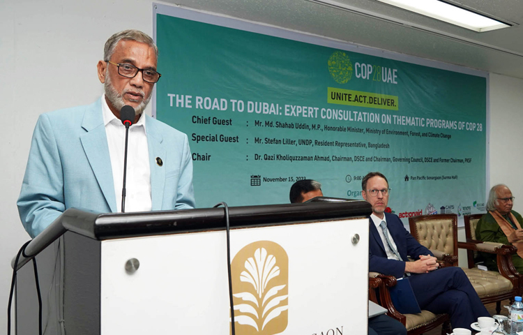 জলবায়ু পরিবর্তনের চ্যালেঞ্জগুলো মোকাবিলার অংশ হিসেবে বাংলাদেশের সম্ভাব্য ক্ষয়ক্ষতি হিসাব করে একটি তালিকা তৈরির কাজ করা হচ্ছে বলে জানিয়েছেন পরিবেশ, বন ও জলবায়ু পরিবর্তনমন্ত্রী মো. শাহাব উদ্দিন। আজ হোটেল প্যান প্যাসিফিক সোনারগাঁওয়ে ‘দ্য রোড টু দুবাই: এক্সপার্ট কনসালটেশন অন থিমেটিক প্রোগ্রামস অব সিওপি-২৮’ শীর্ষক আলোচনা সভায় প্রধান অতিথির বক্তব্যে তিনি এসব কথা বলেন। ছবি: পিআইডি