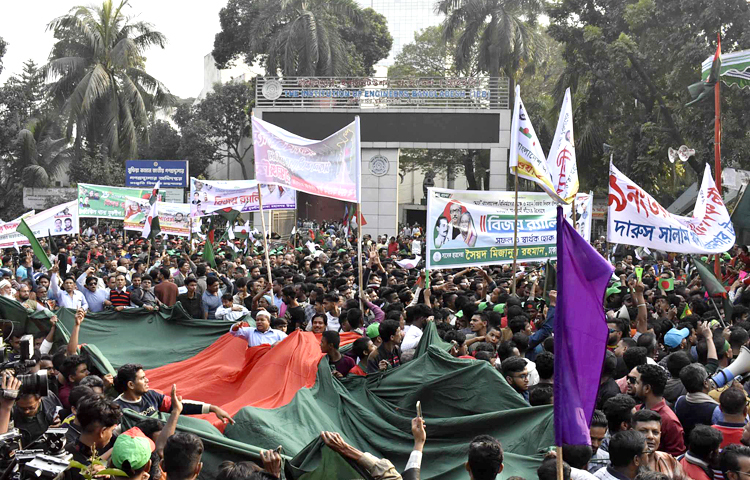 সাংস্কৃতিক অনুষ্ঠানের মধ্যদিয়ে শুরু হয় আওয়ামী লীগের বিজয় র্যালির কর্মসূচি। আজ দুপুর পৌনে দুইটায় বিজয় র্যালির মঞ্চে শুরু হয় দেশাত্মবোধক সংগীত। মহান বিজয় দিবস উপলক্ষে এ র্যালির আয়োজন করে ঢাকা মহানগর দক্ষিণ আওয়ামী লীগ। ছবি: জাগো নিউজ