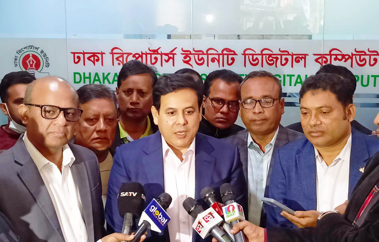 ডিএমপির কাউন্টার টেরোরিজম অ্যান্ড ট্রান্সন্যাশনাল ক্রাইম (সিটিটিসি) ইউনিটের প্রধান অতিরিক্ত পুলিশ কমিশনার মো. আসাদুজ্জামান বলেছেন, ‘দ্বাদশ জাতীয় সংসদ নির্বাচন কেন্দ্রে কোনো ধরনের জঙ্গি হামলা, জঙ্গিদের মাথাচাড়া বা তাদের তৎপরতা কিংবা কোনো ঝুঁকি আমরা দেখছি না।’ ছবি: জাগো নিউজ