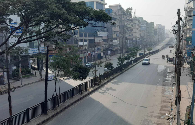 রাজধানীর বিভিন্ন সড়কে ব্যক্তিগত যানবাহনের দেখা মিললেও নেই তেমন কোনো গণপরিবহন। ছবি: জাগো নিউজ