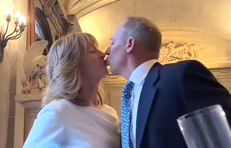 ২০২০ সালের শেষের দিকে আমি লক্ষ করি যে বাবা-মা দুজনে একসঙ্গে ভালো রয়েছেন। আমাদের জন্য ভাল থাকার নাটক করছেন না। তারা সত্যিই একে অপরের সঙ্গে ভালো রয়েছেন। ছবি: সংগৃহীত