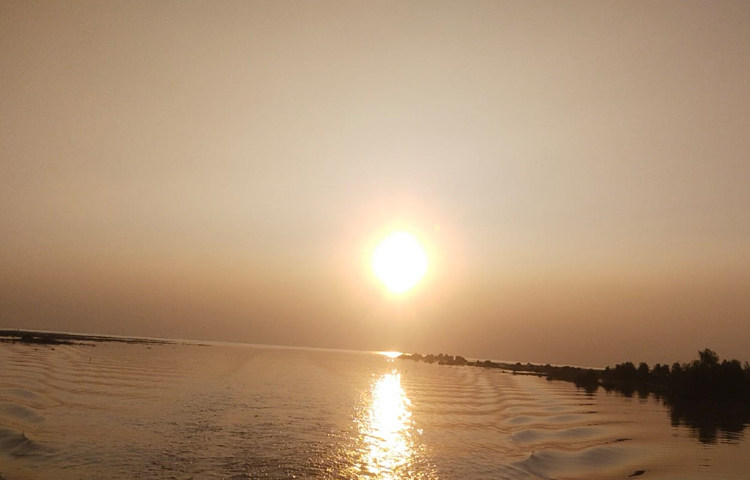 পশ্চিম দিকে যতদূর চোখ যায় ততদূরই দেখা মিলবে অথৈ সাগর। আর ঘাটে বাঁধা রয়েছে সারি সারি ডিঙ্গি নৌকা। জেলেরা কেউ মাছ ধরে সাগর থেকে ঘাটে ফিরছে, আবার কেউ সাগরে যাচ্ছে। কেউ বা পর্যটকদের নিয়ে নৌভ্রমণে ছুটচ্ছেন।  ছবি: এম মাঈন উদ্দিন