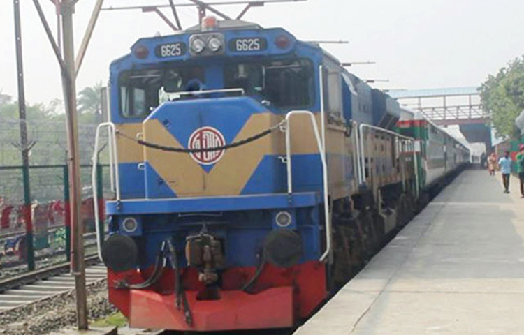 রাজধানীর গোপীবাগে ৫ জানুয়ারি ‘বেনাপোল এক্সপ্রেস’ ট্রেনে আগুন দেওয়ার পর ট্রেনটির চলাচল বন্ধ ছিল। পাঁচদিন পর ১৪১ জন যাত্রী নিয়ে আবারও ঢাকার উদ্দেশ্যে ছেড়ে গেছে বেনাপোল এক্সপ্রেস। এরমধ্যে ঢাকার যাত্রী রয়েছেন ৫৫ জন। ছবি: জামাল হোসেন