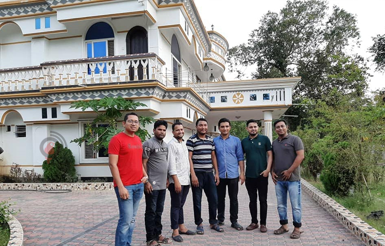 বাড়ির সৌন্দর্য বাড়াতে ৩টি পুকুর খনন করে হাঁস পালনের ঘর ও এগুলোর মধ্যে কই, মাগুর, শিং, রুই, পাবদা, কাতল, মৃগেল, তেলাপিয়া, শোলমাছ, কার্পসহ অনেক প্রজাতির মাছ চাষ করা হচ্ছে। আছে দুই শতাধিক হাঁস পালনের খামার, ছাগলের খামার ও গরুর ফার্ম।  ছবি: এম মাঈন উদ্দিন