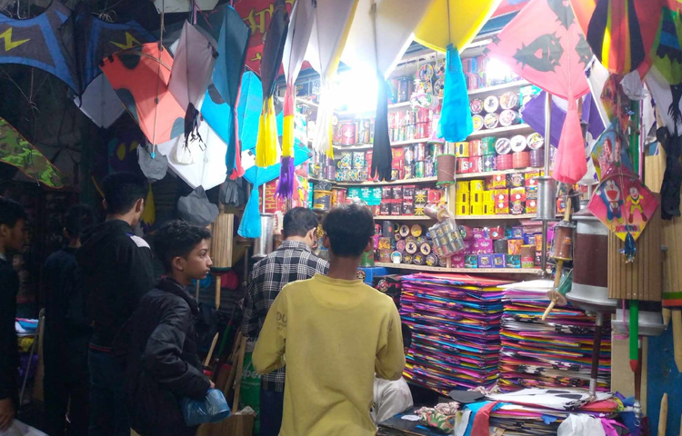 রাজধানীর শাঁখারী বাজার ঘুরে দেখা যায়, দোকানে দোকানে রং-বেরঙের ঘুড়ি-নাটাই ও সুতার পসরা সাজিয়েছেন দোকানিরা। গত এক সপ্তাহ থেকে এ বাজারে চলছে ঘুড়ি বেচাকেনা। পাওয়া যাচ্ছে বাজারে চশমাদার, ভোয়াদার, চক্ষুদার, দাবাদার, রুমালদার, চিলদার, রকেট, স্টার, টেক্কা, শিংদ্বার, রংধনু, গুরুদার, পান, লাভসহ নানার বাহারি নামের ঘুড়ি। ছবি: রায়হান আহমেদ