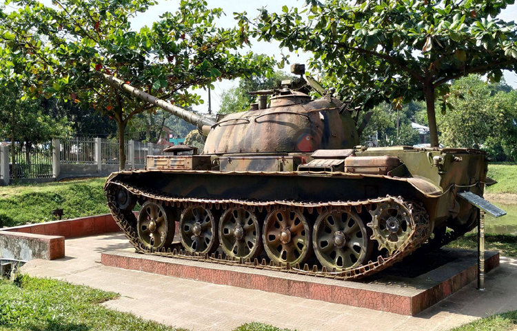 চলতে চলতে কখনো দেখা মিলবে লাল সবুজ ট্রেনের সঙ্গে। আরও আছে বাংলাদেশ সেনাবাহিনী দ্বারা পরিচালিত সর্ব সাধারণের জন্য উন্মুক্ত ‘সানসেট পয়েন্ট’, যার মাধ্যমে আপনি পাহাড়ে দাঁড়িয়ে উপভোগ করতে পারবেন বঙ্গোপসাগরের সূর্যাস্ত। ছবি: এম মাঈন উদ্দিন