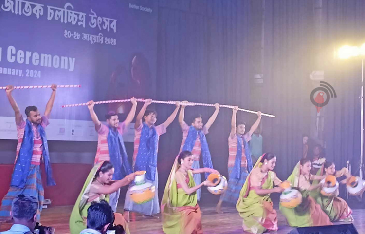 উদ্বোধনী অনুষ্ঠানের পর মিলনায়তনের বড়পর্দায় দেখানো হয় ইরানি পরিচালক মুর্তজা আতশ জমজমের সিনেমা ‘ফেরেশতে’। প্রদর্শনীর আগে মঞ্চে উঠে দর্শকদের সঙ্গে শুভেচ্ছা বিনিময় করেন নির্মাতা ও অভিনয়শিল্পীরা। ছবি: মইনুল ইসলাম