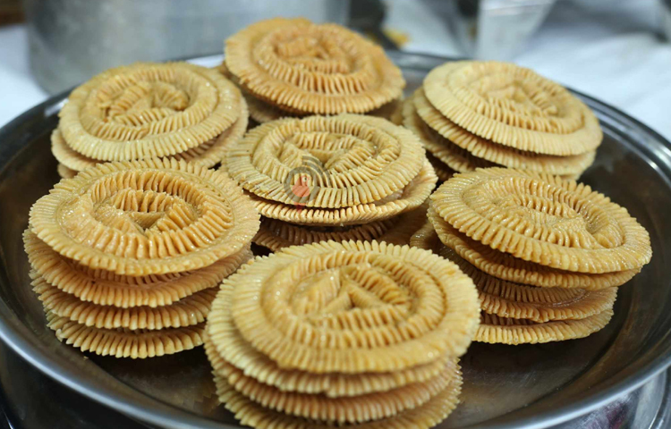 সাজানো রয়েছে লোভনীয় পাকন পিঠা। ছবি: মাহবুব আলম