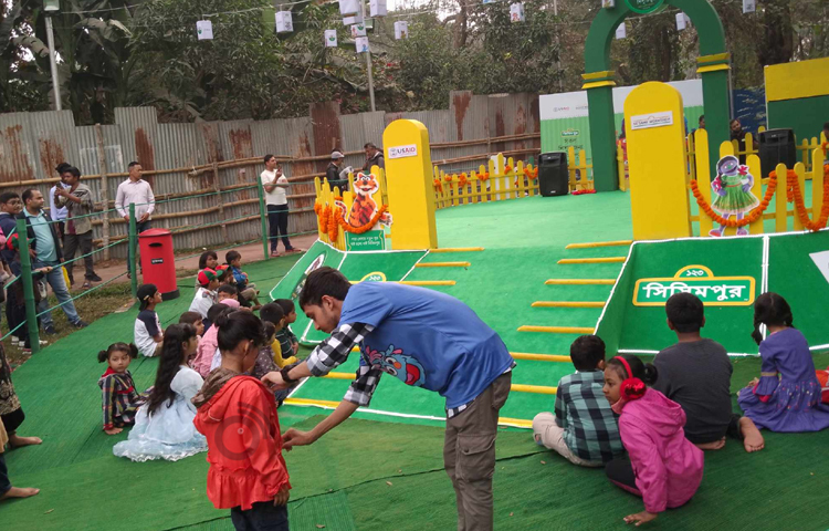 তিনি শিশুদের উদ্দেশ্যে বলেন, আমরা বঙ্গবন্ধুর বাংলাদেশকে বই পড়ার দেশে পরিণত করতে চাই। পড়বো বই গড়বো দেশ বঙ্গবন্ধুর বাংলাদেশ এই স্লোগানকে ধারণ করে বই পড়তে হবে।  ছবি: রায়হান আহমেদ