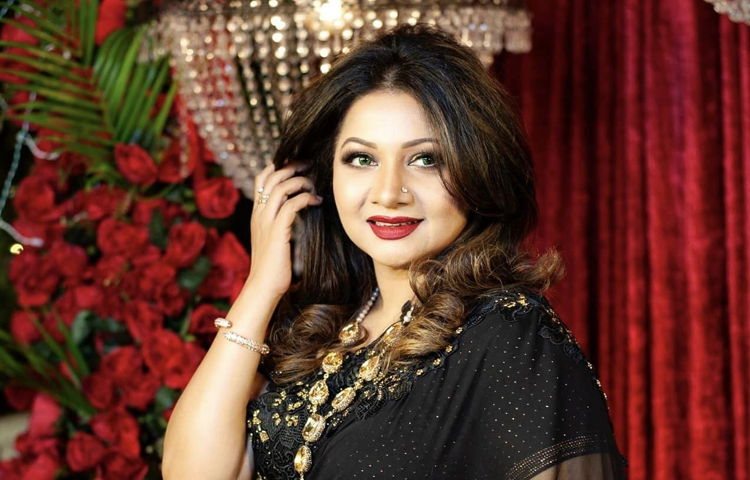 আঁখি আলমগীর তার পোশাকের জন্যও বরাবর নজর কাড়েন। বেশির ভাগ শাড়িই তার নিজের ডিজাইন করা। শখের বশেই তিনি এ কাজ করেন। ছবি: আঁখি আলমগীরের ফেসবুক থেকে