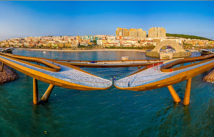 সেতুর দৈর্ঘ্য ৮০০ মিটার (অর্ধ মাইল) এবং দুটি পৃথক অংশ নিয়ে গঠিত। অংশ দুটির মধ্যে ব্যবধান শুধুমাত্র ৩০ সেন্টিমিটার (১২ ইঞ্চি)। ছবি: সংগৃহীত