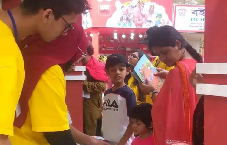 বেলা বাড়তেই অন্যান্য স্টলগুলোর মতো  উৎসব মুখর হয়ে উঠতে শুরু করে বইমেলার শিশু চত্বরও। বাবা-মায়ের হাত ধরে তারা প্রিয় বই খুঁজতে থাকে। কেউ কেউ তাদের পছন্দের গল্প, কবিতা, ছড়া বা কার্টুনের বই কিনছে। ছবি: ইমন ইসলাম