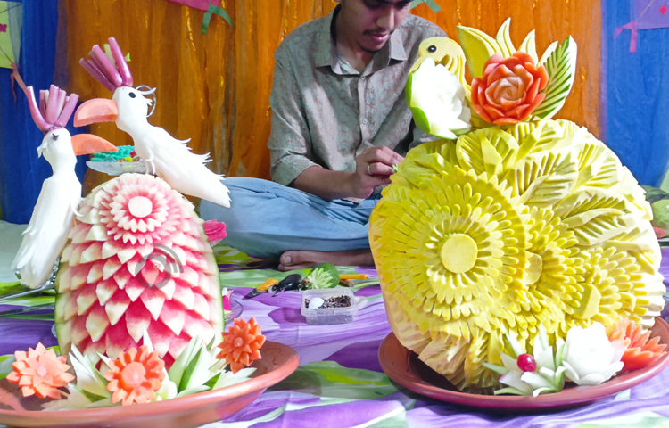 আর হাতের পেয়ারাটি হয়ে উঠলো সুন্দর ফুল। এমন সুন্দর ফুড কার্ভিং করে প্রশংসা কুড়াচ্ছেন শরীয়তপুরের যুবক ফারদিন খান। এমনকি ভিন্নধর্মী এ পেশা থেকে তার মাসিক আয় এখন লাখ টাকার উপরে। ছবি: বিধান মজুমদার অনি