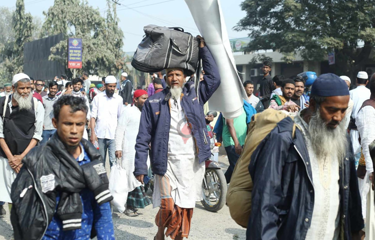 কেউ কেউ আবার ব্যাগ মাথায় হেঁটেই রওনা হয়েছেন বাড়ির পথে। ছবি: মাহবুব আলম