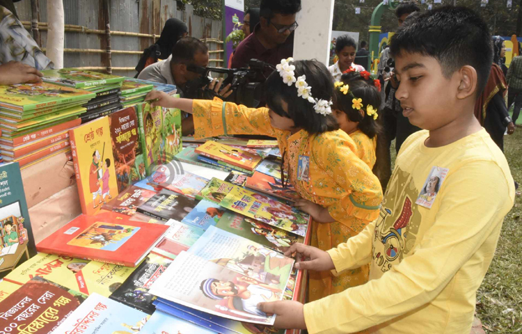 এবারের মেলায় শিশুদের উপস্থিতিও চোখে পড়ার মতো। ছবি: বিপ্লব দীক্ষিত