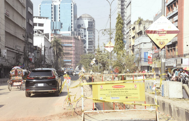 সাময়িক অসুবিধার জন্য দুঃখ প্রকাশ করে সাইনবোর্ড লাগানো হলেও এই সময় যে ঠিক কত দিনের তা আসলে কারোরই জানা নেই। ছবি: বিপ্লব দীক্ষিত