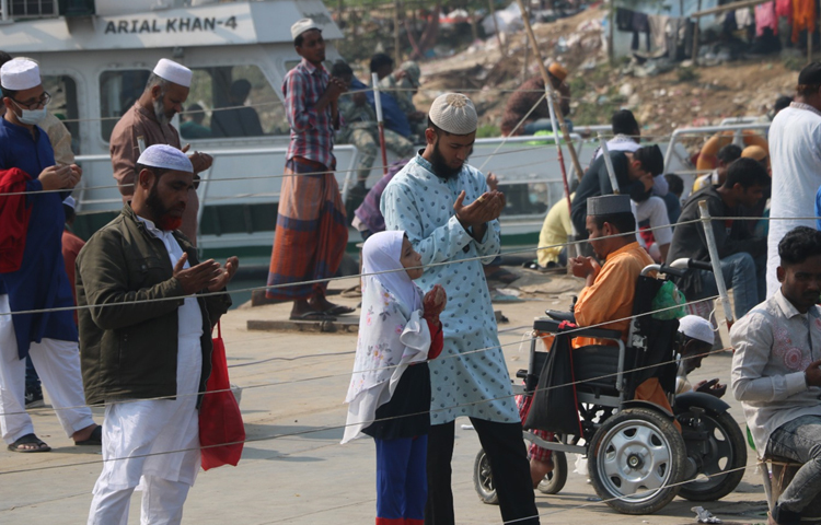 আখেরি মোনাজাতের মধ্য দিয়ে শেষ হলো এবারের বিশ্ব ইজতেমার আয়োজন। শনিবার রাত থেকেই আখেরি মোনাজাতে অংশ নিতে টঙ্গীর তুরাগতীরে জড়ো হতে থাকেন মুসল্লিরা। ছবি: মাহবুব আলম