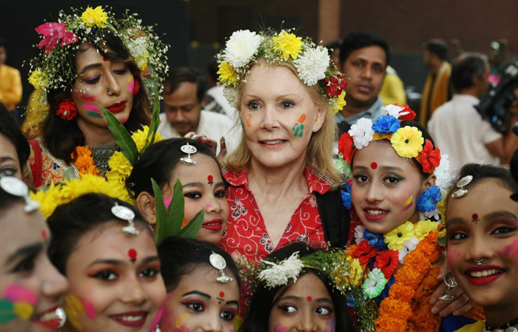 শিশুদের সঙ্গে আনন্দে মেতে উঠেছেন এক বিদেশিনী।  ছবি: মাহবুব আলম