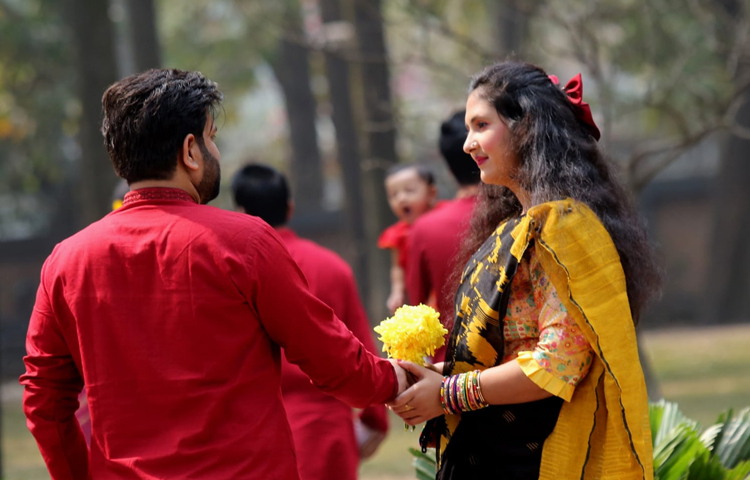 বসন্তের রঙিন পোশাক ও ফুলের গয়নার সাজে রঙিন এ দিনটি। ছবি: বিপ্লব দীক্ষিত