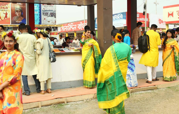 রং-বেরঙের পাঞ্জাবি, হলুদ, সাদা আর লাল শাড়ি পরে যুগলরা ভিড় করছে মেলায়। ছবি: মাহবুব আলম