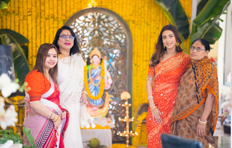 এদিন পরিবারের সঙ্গে কাটিয়েছেন অভিনেত্রী। ছবি: ফেসবুক