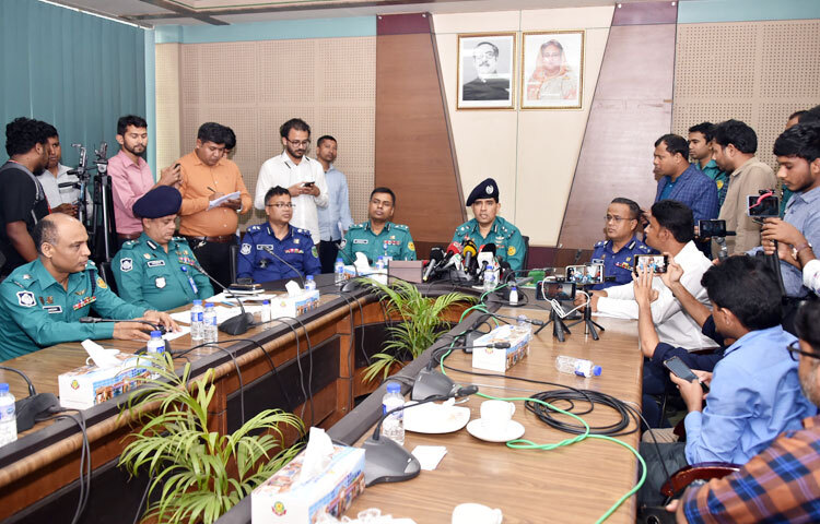 আগামী ২২ ফেব্রুয়ারি থেকে পোস্তগোলা সেতুর (বুড়িগঙ্গা-১) সংস্কার কাজ শুরু হবে। যা চলবে আগামী ৮ মার্চ পর্যন্ত। সংস্কার কাজ চলার সময় ঢাকাসহ ২১টি জেলার যাতায়াতের ক্ষেত্রে বাড়তি যানজটের আশংকা করছেন সংশ্লিষ্টরা। বিষয়টি মাথায় রেখে ডিএমপির ট্রাফিক বিভাগসহ সাতটি সংশ্লিষ্ট সংস্থার প্রতিনিধিরা বৈঠক করেছেন। ছবি: জাগো নিউজ