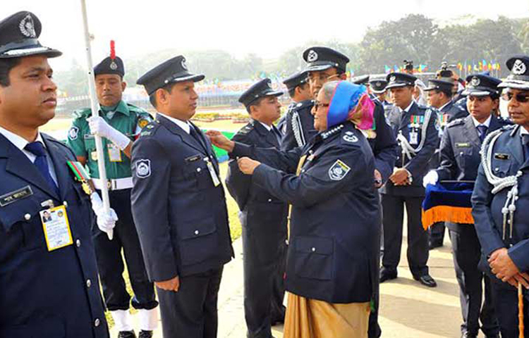 সাহসিকতা ও বীরত্বপূর্ণ কাজের স্বীকৃতি হিসেবে এবার সর্বাধিক সংখ্যক পুলিশ সদস্য বাংলাদেশ পুলিশ পদক (বিপিএম) এবং রাষ্ট্রপতির পুলিশ পদক (পিপিএম) পাচ্ছেন। স্বরাষ্ট্র মন্ত্রণালয়ের জননিরাপত্তা বিভাগ থেকে ৪০০ জনের একটি তালিকা প্রজ্ঞাপন আকারে প্রকাশ করা হয়েছে। ছবি: সংগৃহীত