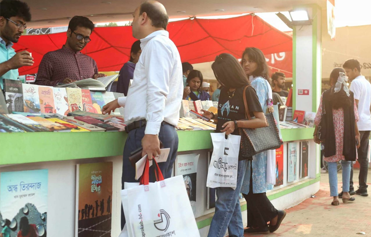 আশানুরূপ বেচাবিক্রি না হওয়ায় প্রকাশকরা দুই দিন সময় বাড়ানোর জন্য অনুরোধ জানান। পরে প্রধানমন্ত্রীর বিশেষ অনুমোদনের পরিপ্রেক্ষিতে আরও দুই দিন বাড়ানো হয় মেলার সময়। ছবি: মাহবুব আলম