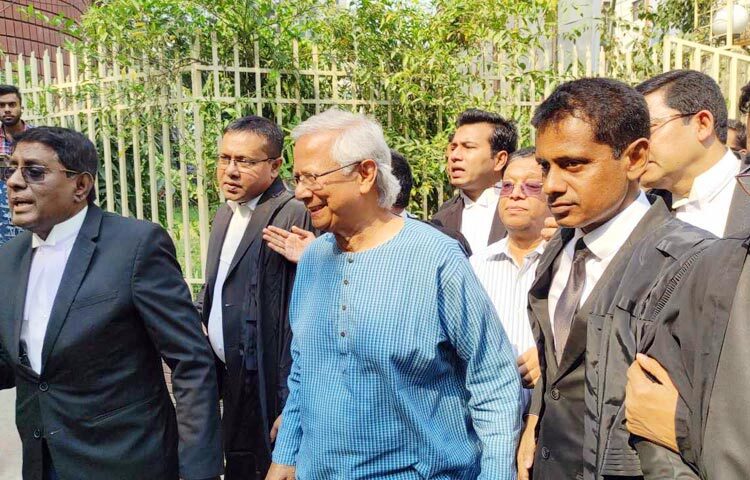 আজ গ্রামীণ টেলিকমের শ্রমিক কর্মচারীদের সংরক্ষিত ফান্ডের লভ্যাংশের ২৫ কোটি টাকা আত্মসাৎ ও পাচারের অভিযোগে করা মামলায় ড. মুহাম্মদ ইউনূস ঢাকা মহানগর দায়রা জজ আদালতের বিচারক আস সামছ জগলুল হোসেনের আদালতে তার আইনজীবীর মাধ্যমে আত্মসমর্পণ করে জামিন আবেদন করেন। আদালত শুনানি শেষে তার জামিন মঞ্জুর করেন। ছবি: জাগো নিউজ